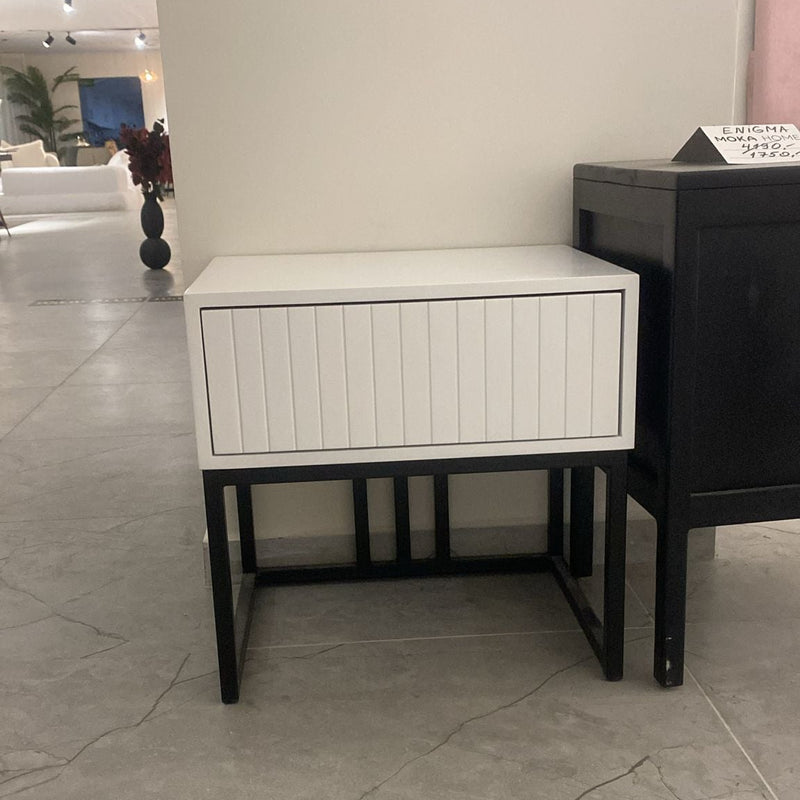 שידת לילה צבוע בצבע בתנור